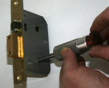 Apopka Locksmith Service Apopka, FL 407-549-5045 - 1a-Changing-Locks